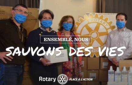 Membres du club devant les produits contre le COVID